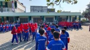 Polsek Kebomas Latih Disiplin 161 Siswa SD Almadany melalui Baris Berbaris