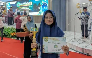 Rafa Aqilah Redzi Juara II Kaligrafi Islam Fashmu III PWM Jatim