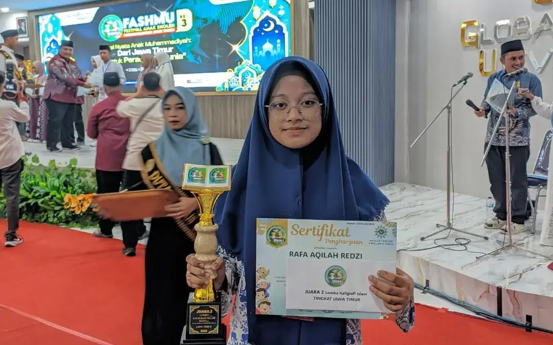 Rafa Aqilah Redzi Juara II Kaligrafi Islam Fashmu III PWM Jatim