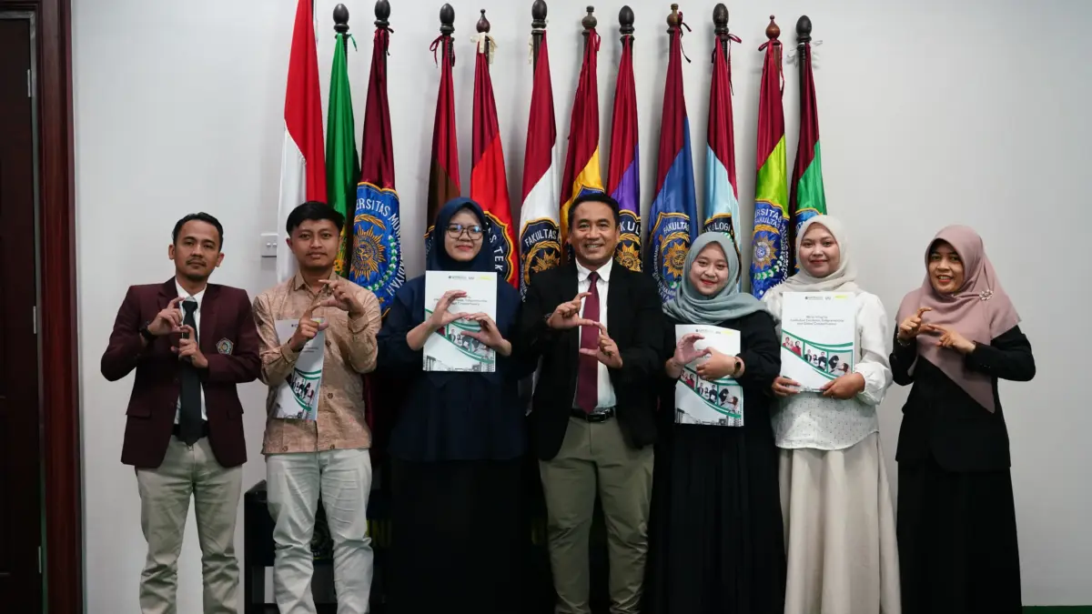 Rektor Umsura Lepas Empat Tendik Penerima Beasiswa Magister ke Luar Negeri