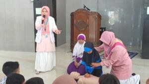 RSU Assakinah Medika Latih Siswa SD Muhammadiyah 1 Krian Pertolongan Pertama Gawat Darurat