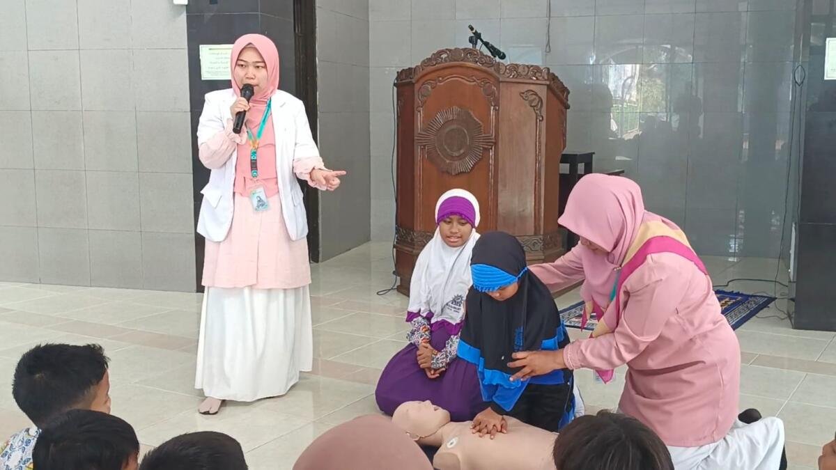 RSU Assakinah Medika Latih Siswa SD Muhammadiyah 1 Krian Pertolongan Pertama Gawat Darurat