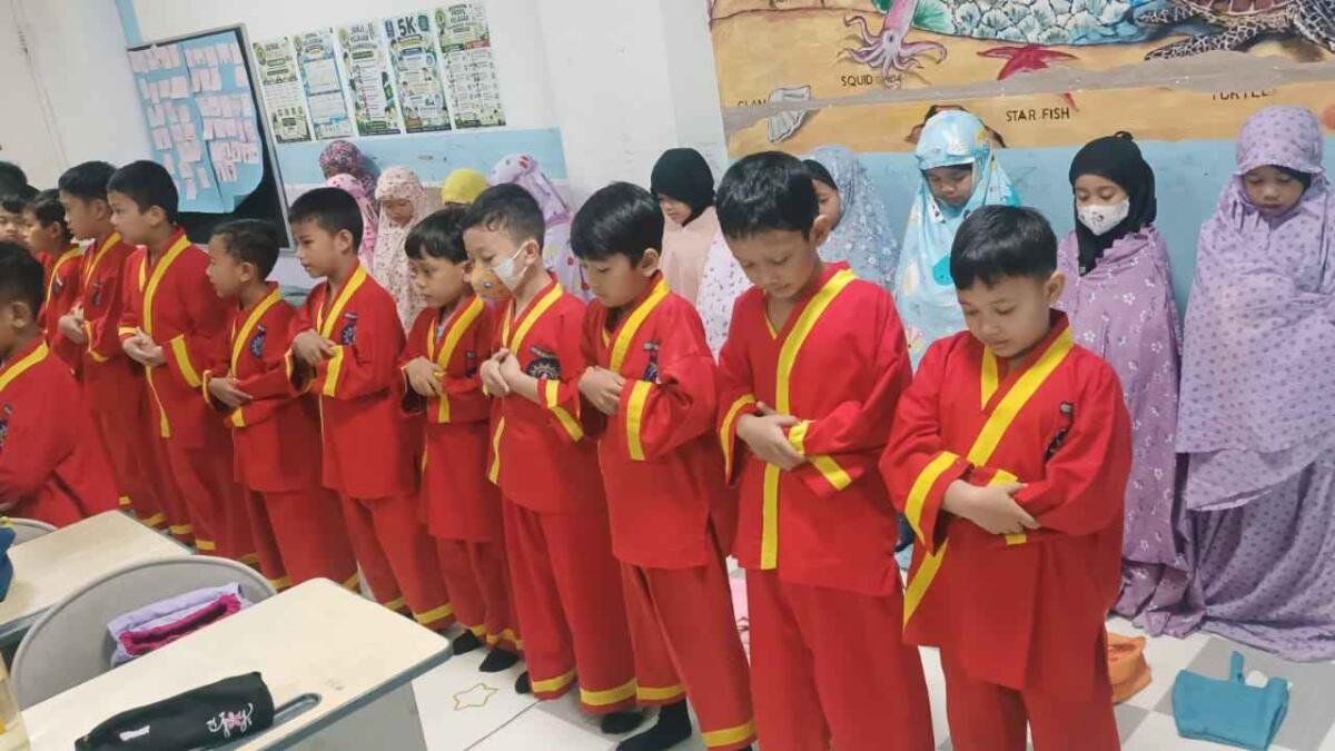 Salat Duha Bergilir, Siswa Kelas 2-A SD Musix Belajar Menjadi Imam sejak Dini