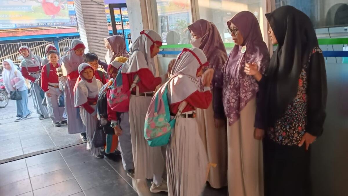 Sambut Siswa dengan Senyum dan Salam, SD Musix Tanamkan Karakter Islami Sejak Gerbang Sekolah