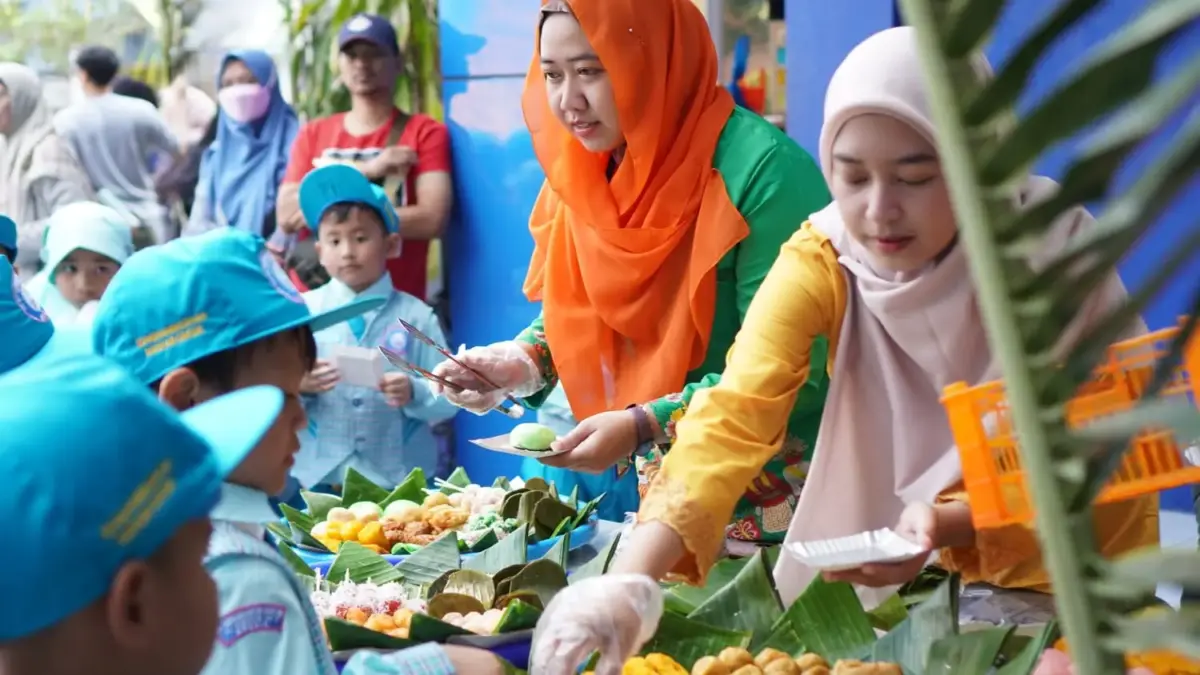 SDMM Suguhkan 1.500 Jajanan Tradisional di Hari Pertama Sekolah