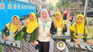Semarak MPLS, Mahasiswa KKN Universitas Muhammadiyah Surabaya Ikuti Pawai Bersama SDI Nurul Ulum Jerukwangi