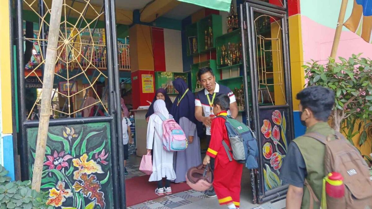 Senyum Guru Bangun Kepercayaan Orang Tua di SD Muhammadiyah 16 Surabaya