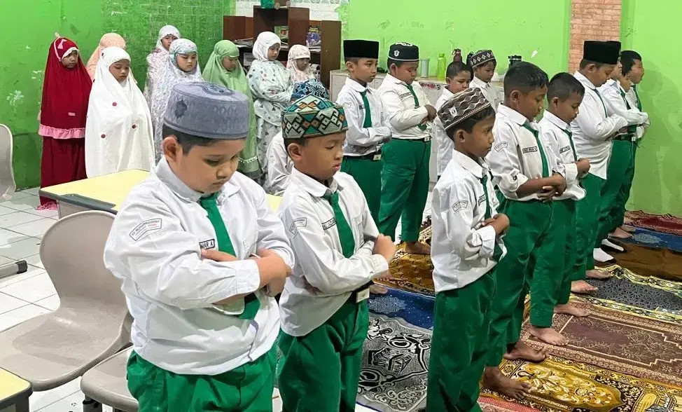 Shalat Dhuha Jadi Pembiasaan Pagi, SD Mugres Perkuat Karakter Murid