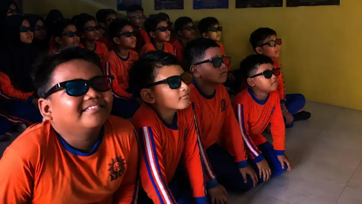 Siswa MI Muhammadiyah 4 Al-Azhar Mejasem Belajar lewat Film 3D