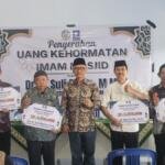 Suli Da’im Serahkan Uang Kehormatan untuk 25 Imam Masjid di Ponorogo