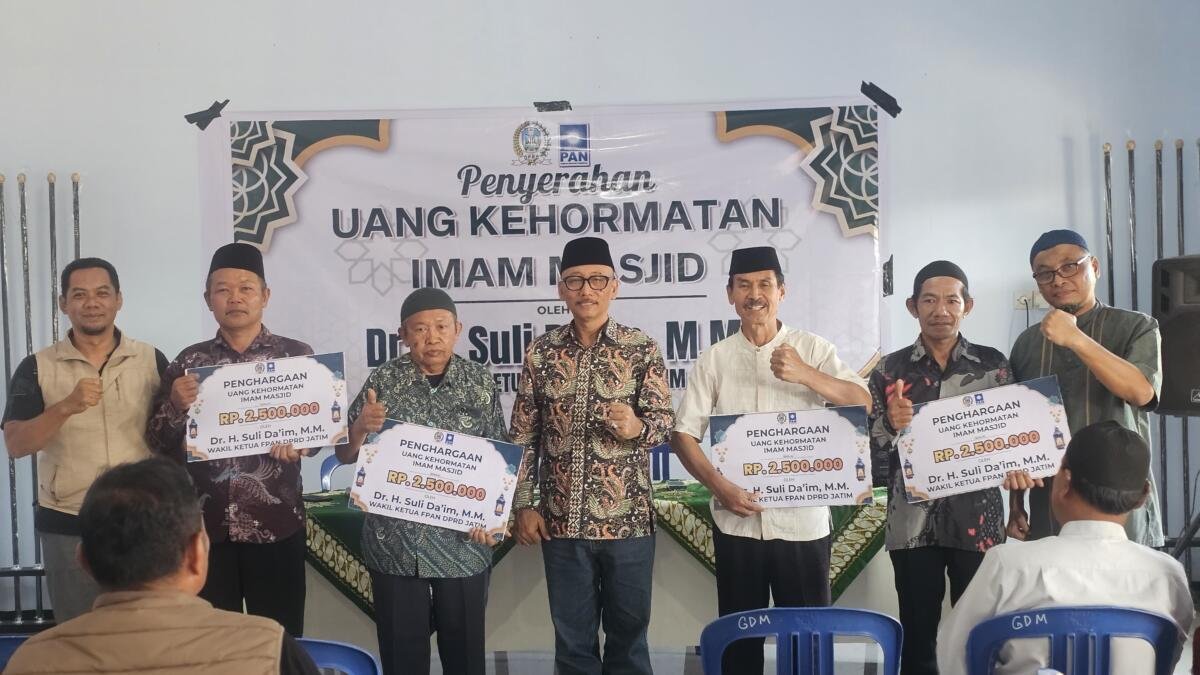 Suli Da’im Serahkan Uang Kehormatan untuk 25 Imam Masjid di Ponorogo