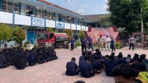 Tutup Fortasi, Smamusix Gandeng Damkar Latih Kesiapsiagaan Siswa Baru
