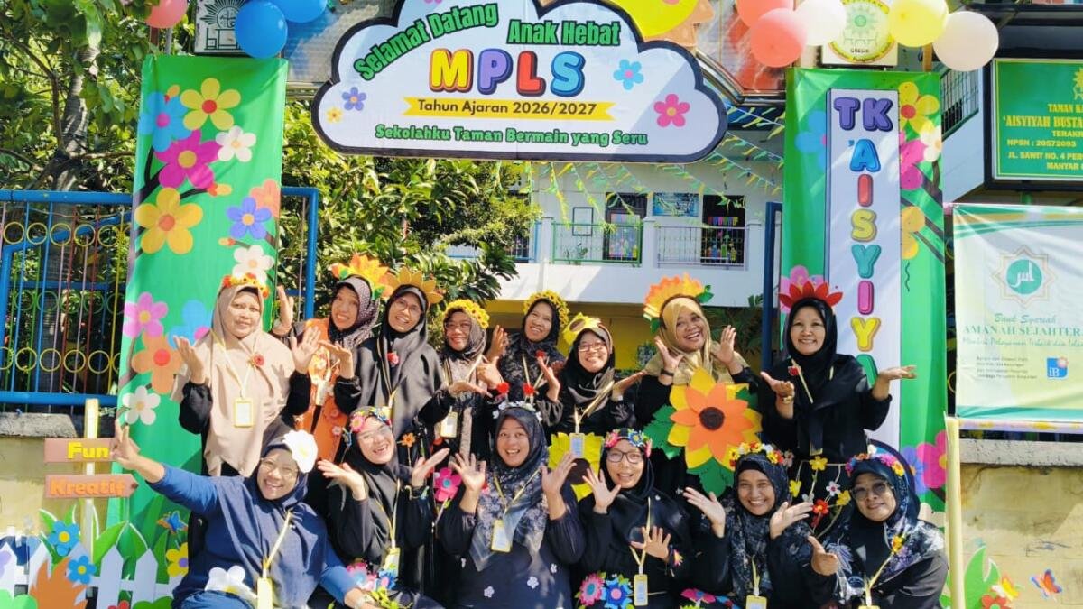 Ustazah Berhias Bunga Sambut Murid Baru, MPLS TK Aisyiyah 36 Penuh Keceriaan