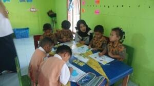 Edukasi Pembelajaran Interaktif oleh Mahasiswa KKN Umsura di Mojoseto