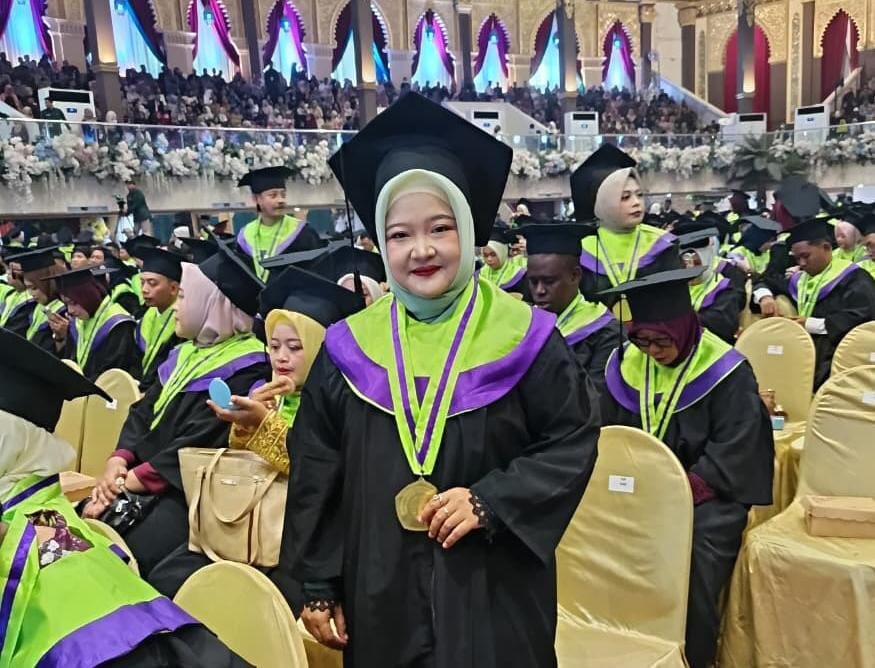 10 Bulan Tempuh Magister PAUD, Kepala TK ABA 42 GBA Gresik Ikuti Wisuda Unesa