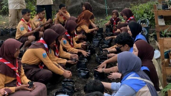 30 Siswa SDN 2 Pondokagung Belajar Tanam Toga Bersama KKN MAs Kelompok 26