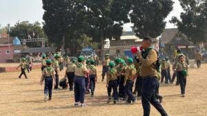 332 Siswa SD Muhammadiyah 1 Ambulu Bersihkan Lapangan Tegalsari Usai Upacara HUT RI ke-81