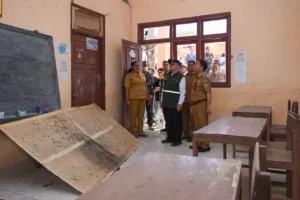 Mendikdasmen Salurkan Santunan Rp305 Juta untuk Guru dan Murid Korban Gempa Ngada-Nagekeo