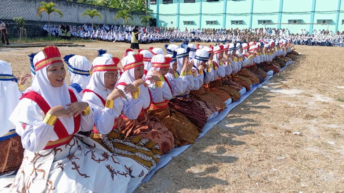 83 Santri Putri Tampilkan Tari Saman di Upacara HUT ke-81 RI dan Dasawarsa ke-4 Al-Ishlah