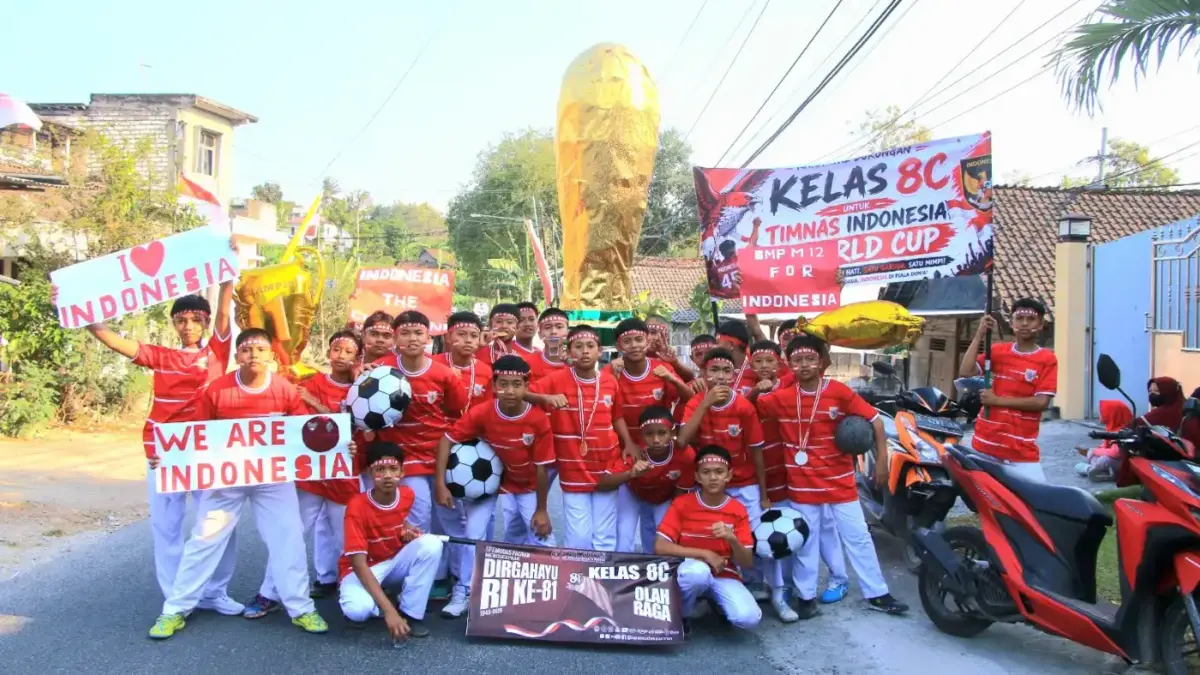 “8C untuk Indonesia”, SMPM 12 Paciran Kobarkan Semangat Garuda di Karnaval HUT ke-81 RI
