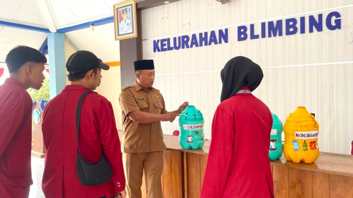 Dukung Lingkungan Bersih, PLP 68 Umsida Sediakan Tempat Sampah Terpilah di Kelurahan Blimbing