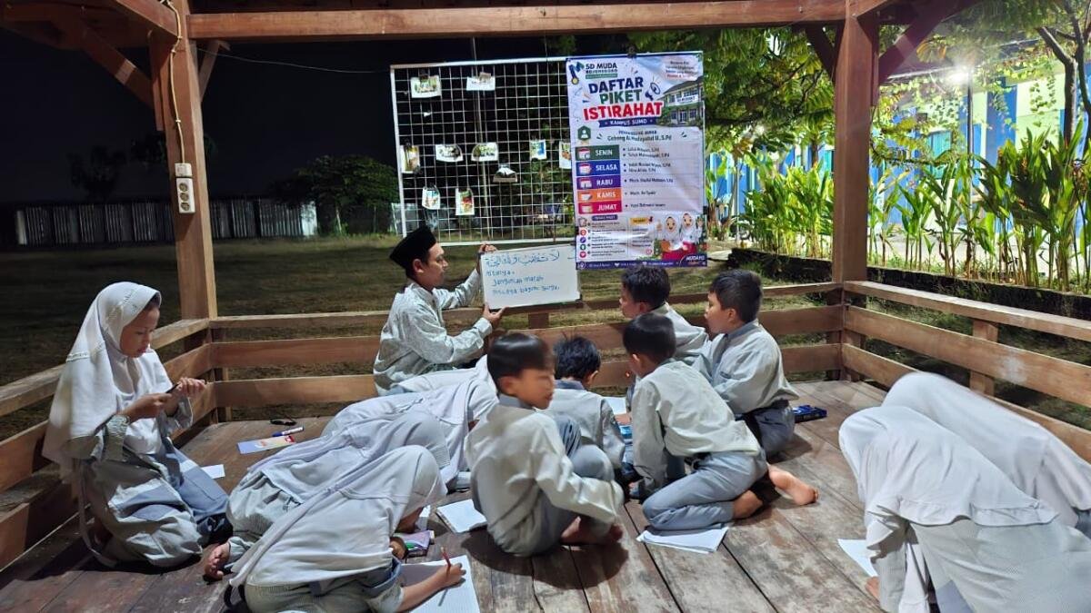 Belajar Hadis di Gazebo, Murid SD Mudabo Kampus Sumodikaran Nikmati Outdoor Learning