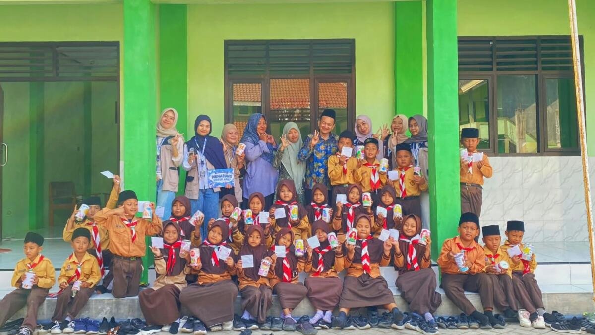 KKN Stikes Muhammadiyah Bojonegoro Kenalkan Menabung lewat Tabungan Kaleng