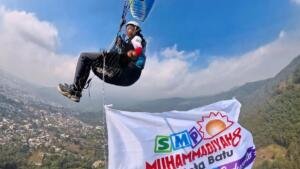 Bersama Mudeba, Al Fatih Terbang Tinggi Kibarkan Giant Flag di Langit Kota Batu