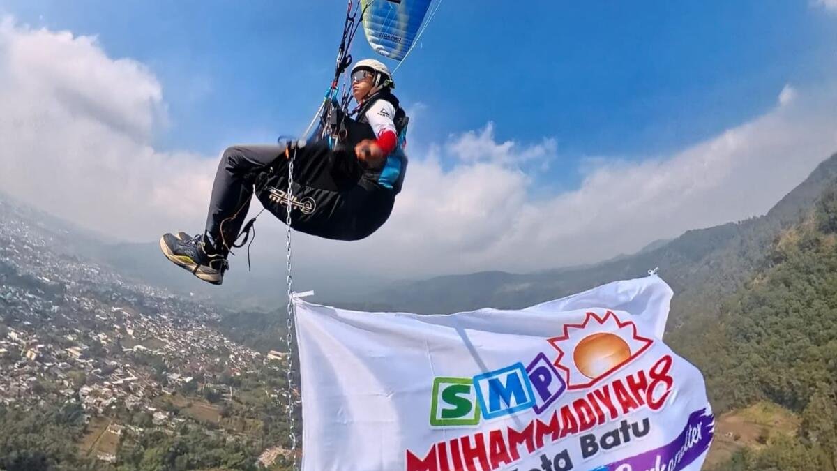 Bersama Mudeba, Al Fatih Terbang Tinggi Kibarkan Giant Flag di Langit Kota Batu