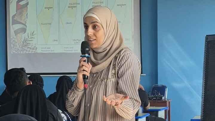 Bilingual Class SMP Muhammadiyah 15 Surabaya Hadirkan Guest Teacher Palestina dan Pakistan