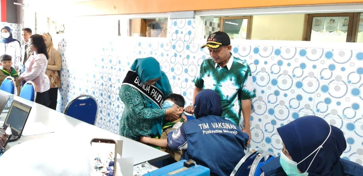 Camat Mulyorejo Tinjau Langsung Pelaksanaan Imunisasi BIAS MR dan HPV di SD Muhammadiyah 18 Surabaya