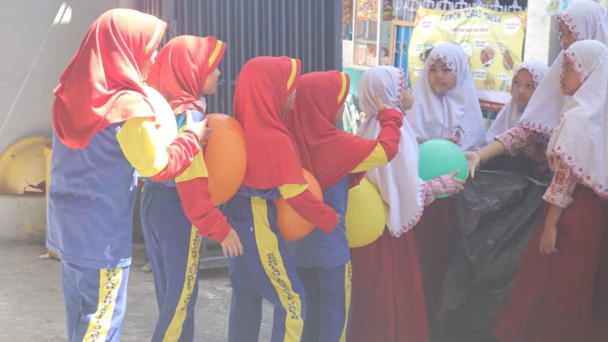 Caterpillar dan Ester Warnai Lomba Agustusan D3 Sekolah Inovatif Jagir