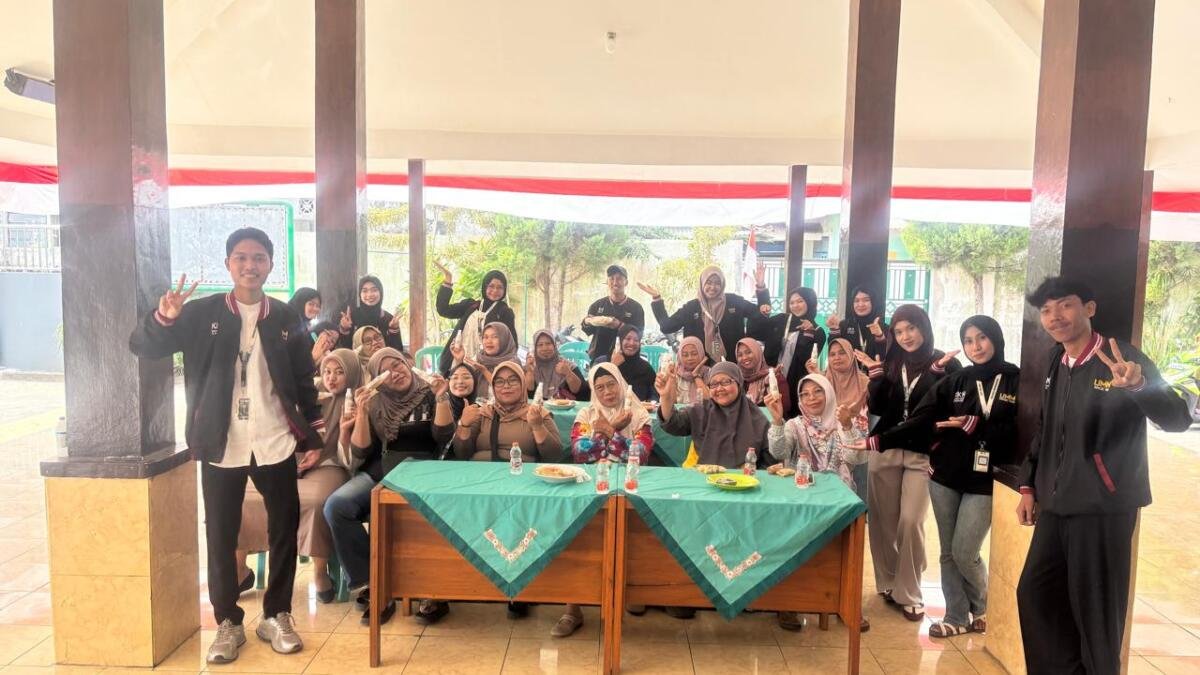 Cegah Gigitan Nyamuk, KKN MAS Kelompok 97 Ajari Warga Wringinsongo Bikin Spray Alami