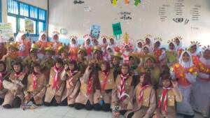 “Daur Ulang Sekarang” SMPM 12 Ajak Selamatkan Bumi di Karnaval HUT ke-81 RI