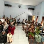Dorong Pemanfaatan Lahan Rumah, Kelompok 49 KKN-P Umsida Bagikan 50 Bibit Cabai kepada PKK Dusun Jeruk