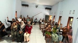 Dorong Pemanfaatan Lahan Rumah, Kelompok 49 KKN-P Umsida Bagikan 50 Bibit Cabai kepada PKK Dusun Jeruk