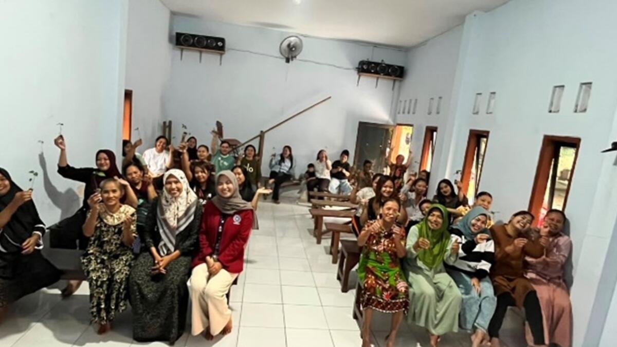 Dorong Pemanfaatan Lahan Rumah, Kelompok 49 KKN-P Umsida Bagikan 50 Bibit Cabai kepada PKK Dusun Jeruk