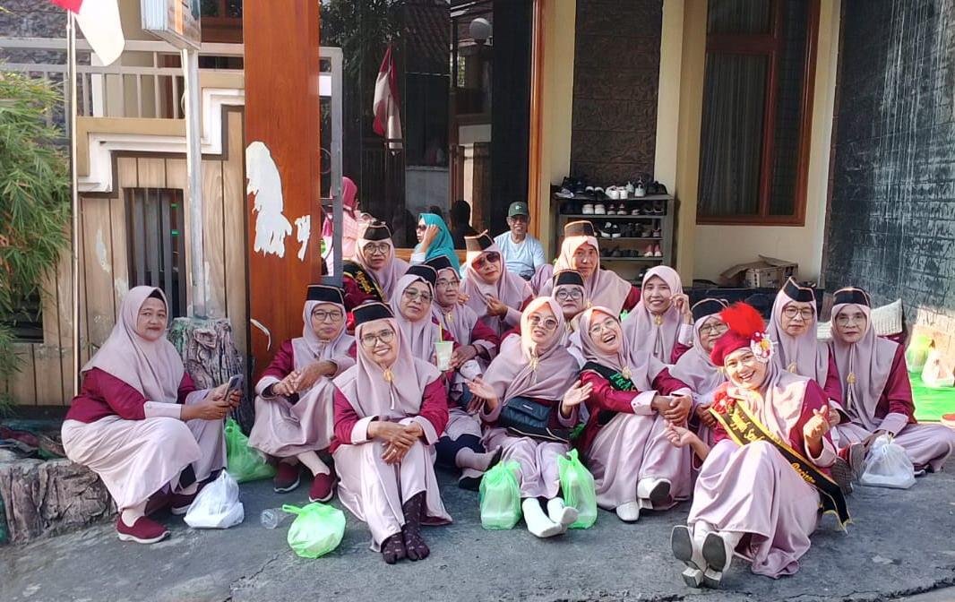 Drumband Jaya Pertiwi Aisyiyah Tampil di Kandang Sendiri, Semarakkan Karnaval HUT ke-81 RI di Sendangagung