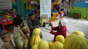 EcoBin-AR Ajak Anak TK Aisyiyah Benowo Belajar Memilah Sampah dengan Augmented Reality