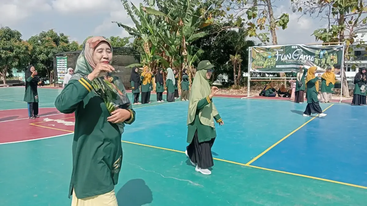 Fun Game Dasawarsa Al-Ishlah Sendangagung Meriah, Emak-Emak Adu Kekompakan