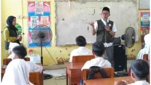 Gerakan Kreatif Peduli Lingkungan melalui Pemanfaatan Limbah Botol Plastik