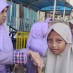 Guru MIM 02 Pondok Modern Paciran Sambut Siswa dengan Senyum dan Semangat Setiap Pagi