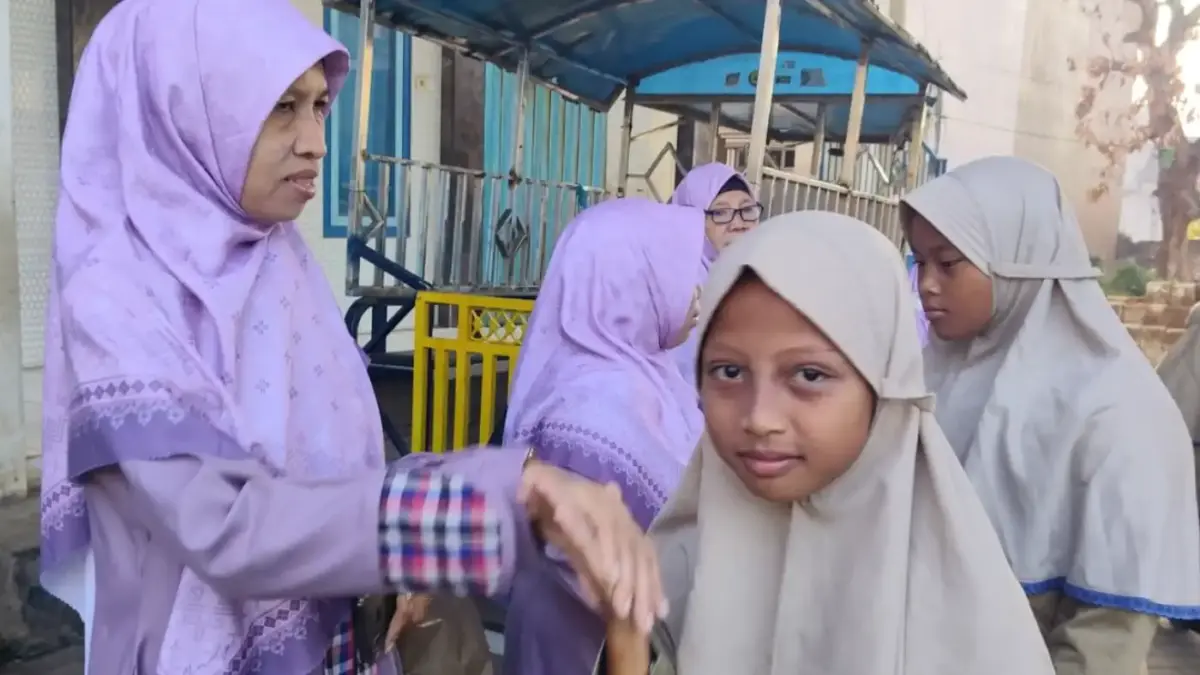 Guru MIM 02 Pondok Modern Paciran Sambut Siswa dengan Senyum dan Semangat Setiap Pagi