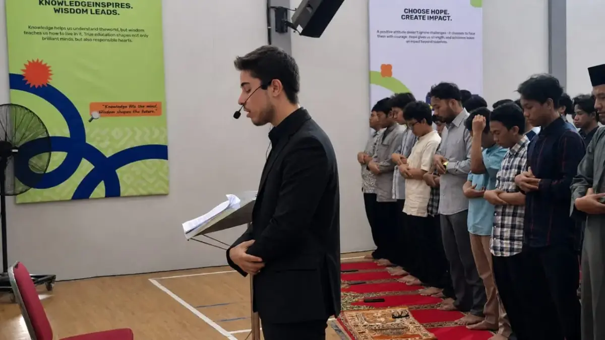 Hafidz 30 Juz Guest Teacher Turkiye Jadi Imam Shalat Jumat di Smamita