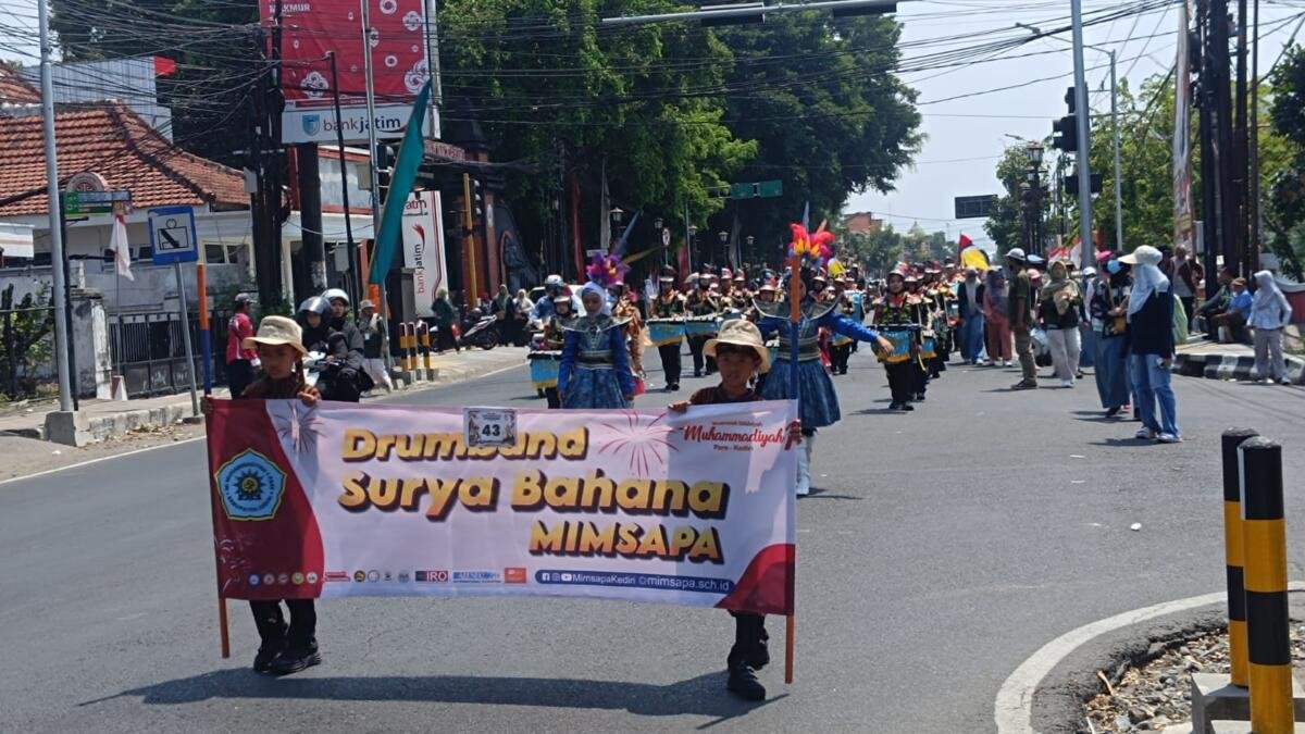 Hentakan Surya Bahana Mimsapa Semarakkan Parade Drumband HUT ke-81 RI di Kediri