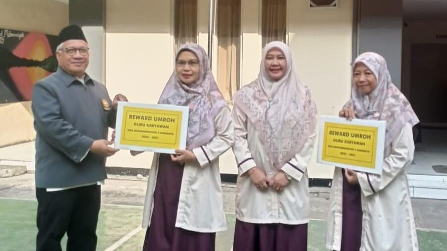 HUT ke-81 RI, SMA Muhammadiyah 3 Surabaya Beri Reward Umrah kepada Dua Guru