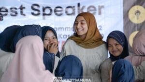 HUT ke-81 RI, Siswa ICP Madtsamuda Latih Bahasa Inggris Bersama Tamu dari London