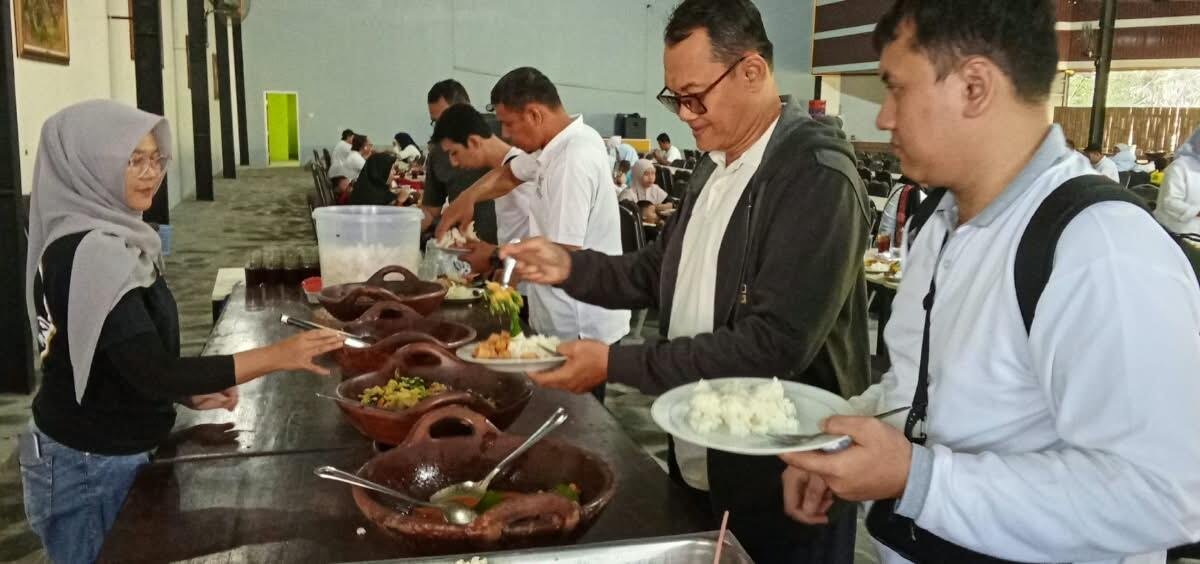 Rendang Padang Hangatkan Istirahat Rombongan Family Gathering Smamda Sidoarjo di Magelang