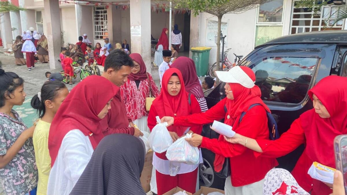 Indahnya Berbagi di Hari Kemerdekaan, SD Muhammadiyah 13 Surabaya Gelar Baksos di Rusun Indrapura