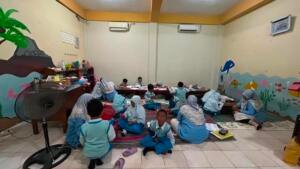 Jam Tenang SD Mugres Latih Fokus dan Kemandirian Murid PDPD di Ruang Sunshine